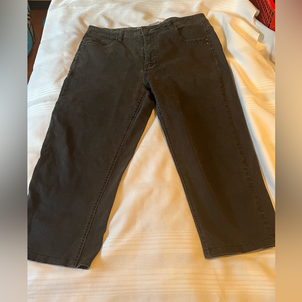 Womens black Santana capris size 12